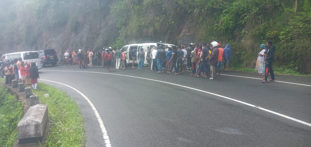 வேன் ஒன்று  வீதியை  விட்டு விலகி விபத்து,இருவர் பலி..!