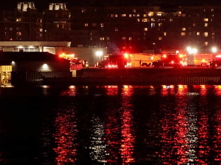 விமானமும் ஹெலிகொப்டரும் நடுவானில் மோதி விபத்து..!