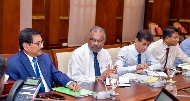 ஜனாதிபதிக்கும் நிதி அமைச்சின் அதிகாரிகளுக்கும் இடையில் கலந்துரையாடல்…!