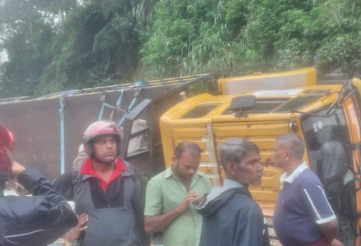 கொழும்பிலிருந்து பதுளை நோக்கி  சென்ற லொறி  விபத்து..!