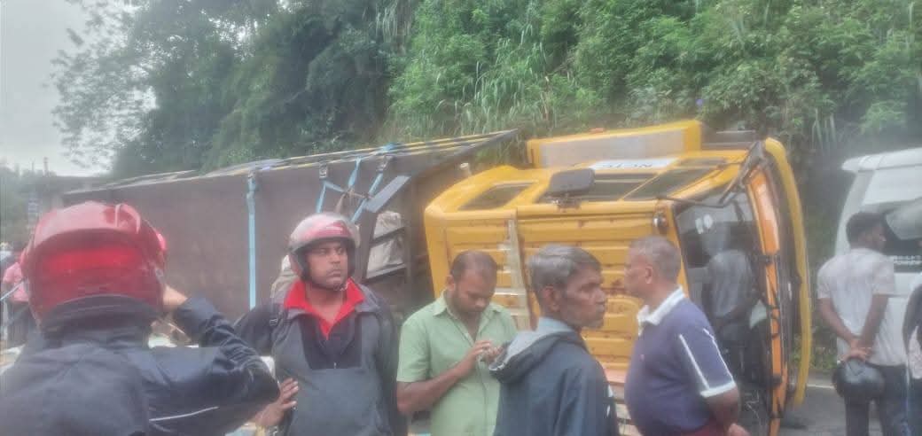 கொழும்பிலிருந்து பதுளை நோக்கி  சென்ற லொறி  விபத்து..!