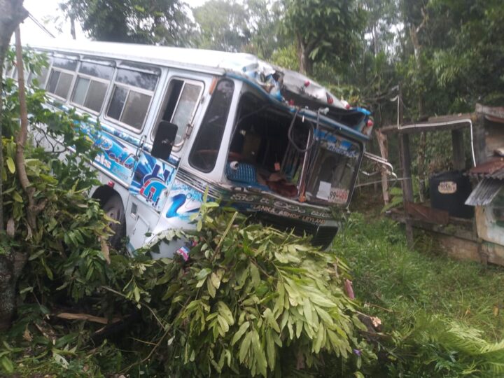 கொழும்பில் இருந்து பசறை நோக்கி சென்ற பேருந்து விபத்து…!