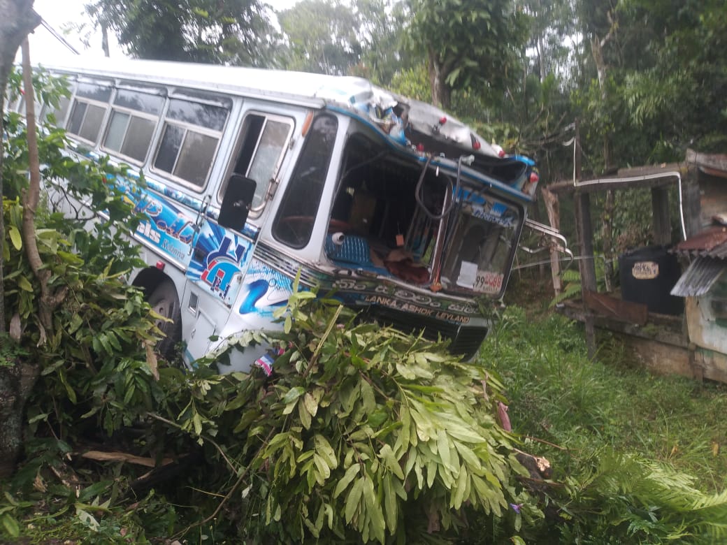 கொழும்பில் இருந்து பசறை நோக்கி சென்ற பேருந்து விபத்து…!