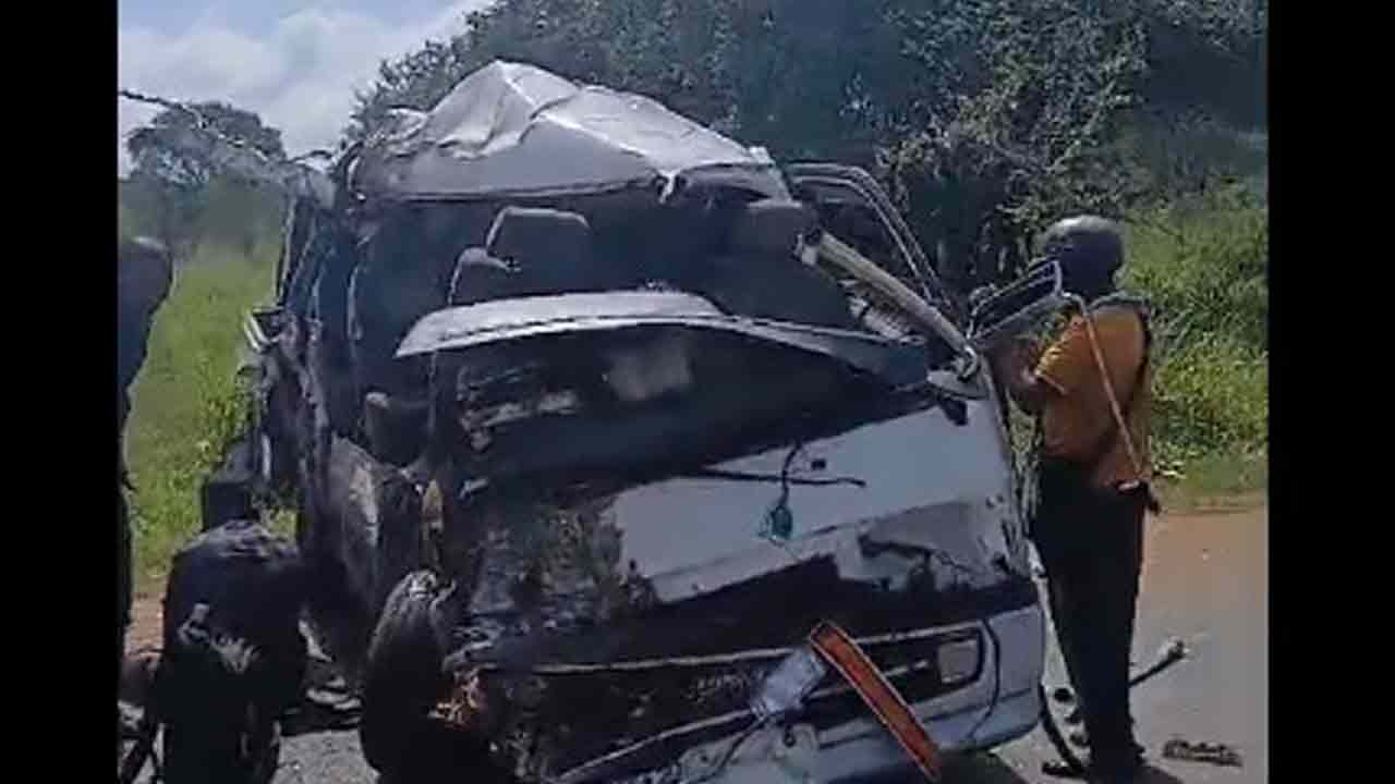 பேருந்தும் வேனும் மோதி கோர விபத்து – இருவர் பலி.