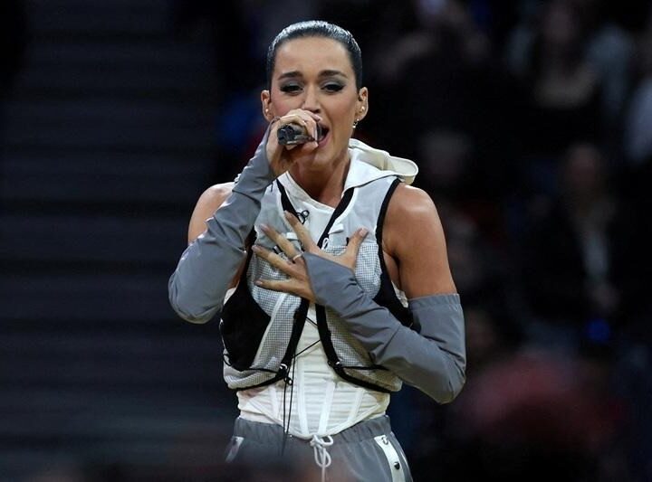 விண்வெளிக்குச் செல்லும் பிரபல பாடகி