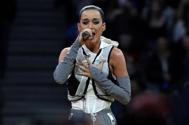 விண்வெளிக்குச் செல்லும் பிரபல பாடகி