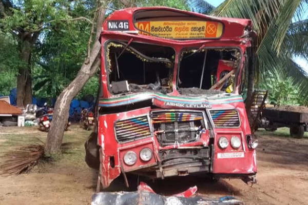 கொழும்பு பயணித்த பேருந்து விபத்து!