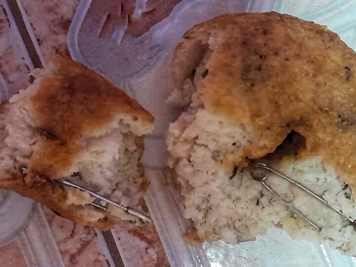 உளுந்து வடைக்குள் சட்டைப்பின்..!