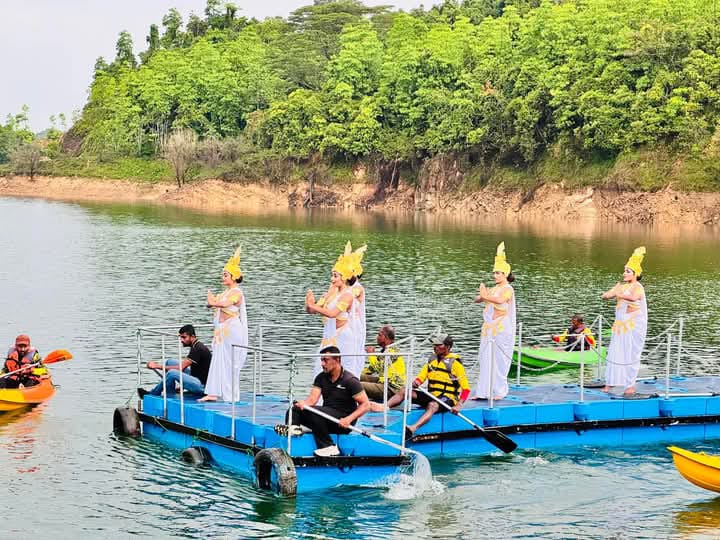 சமனலவெவ நீர் தேக்கத்தில் வினோத சுற்றுலா படகு சேவை