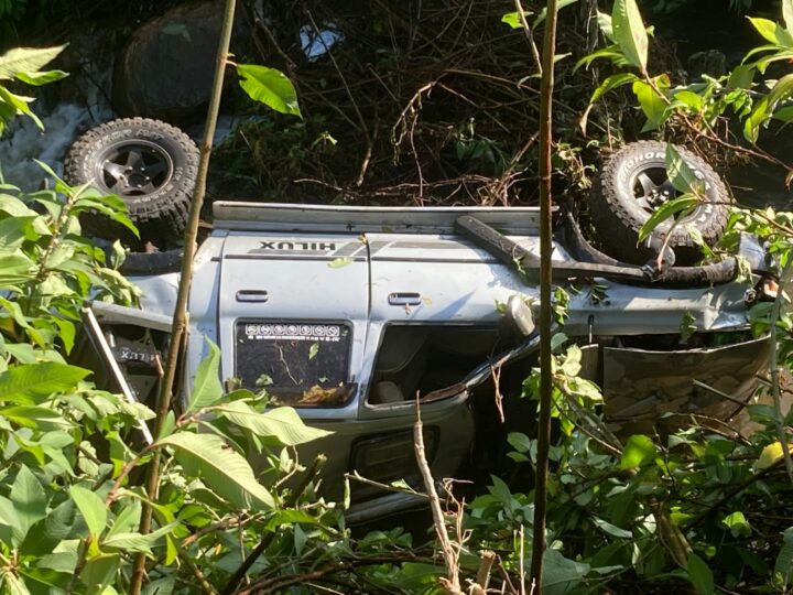 ஜீப் ரக வாகனம் ஆற்றில் கவிழ்ந்து விபத்து – இருவர்  வைத்தியசாலையில்