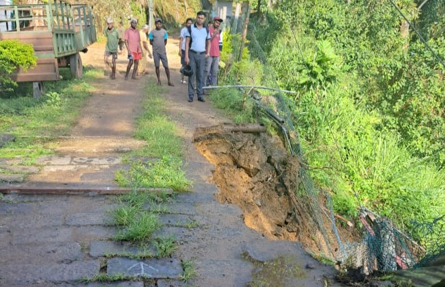 மண்சரிவு அபாயத்தால் ஐந்து குடும்பங்கள் பாதுகாப்பான இடங்களுக்கு வெளியேற்றம்!