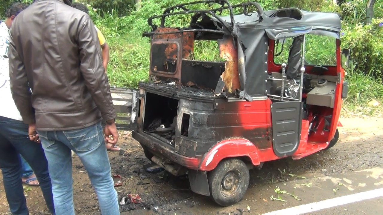 ஹட்டன் – கண்டி பிரதான வீதியில் திடீரென தீப்பற்றி எரிந்த முச்சக்கரவண்டி