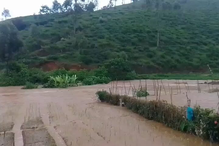 கந்தப்பளை – ஹைபொரஸ்டில் வெள்ளம் – போக்குவரத்து பாதிப்பு