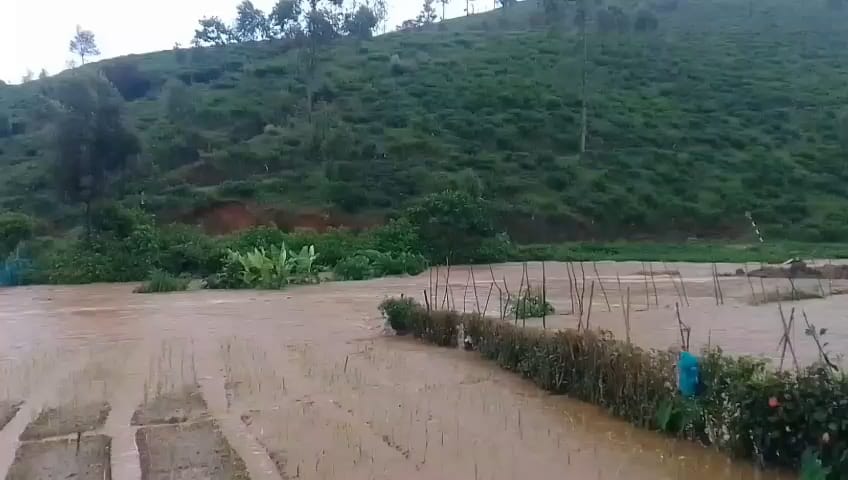 கந்தப்பளை – ஹைபொரஸ்டில் வெள்ளம் – போக்குவரத்து பாதிப்பு