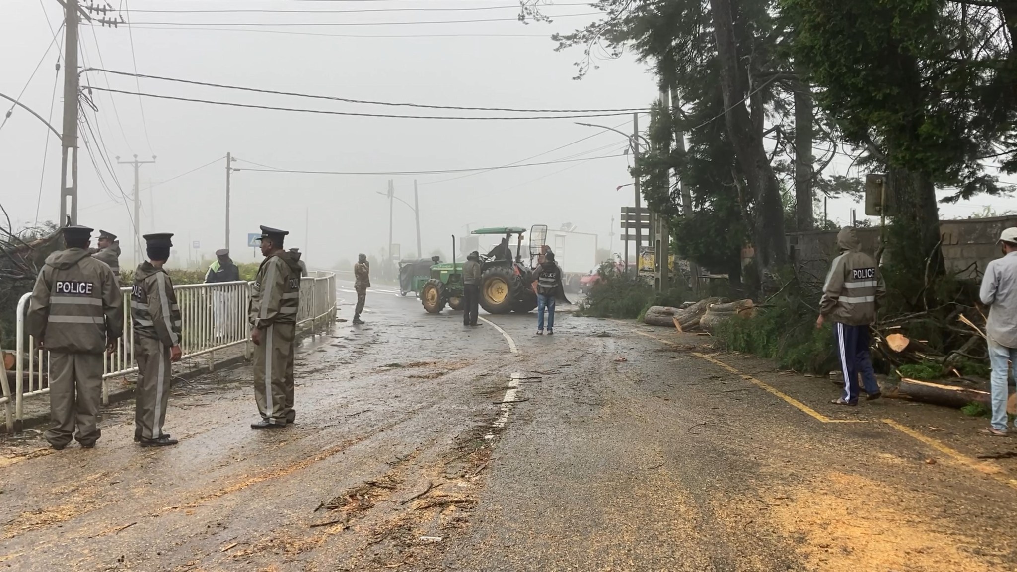 மலையகத்தில் தொடரும் சீரற்ற கால நிலை, மக்களின் இயல்பு வாழ்க்கை பாதிப்பு