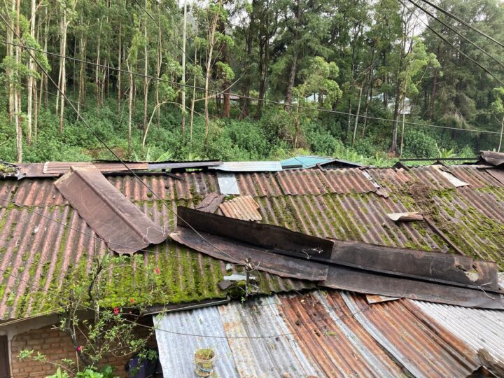 நுவரெலியாவில் கடும் காற்று – 4 வீடுகளின் கூரைகள் சேதம்.