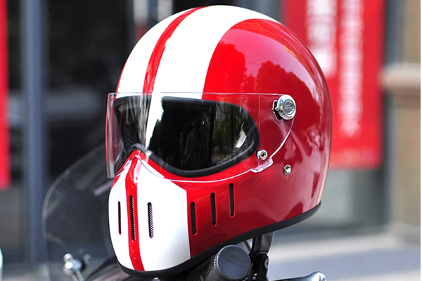 தலை கவசத்தால் தாக்கி ஒருவர் பலி