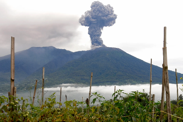 இந்தோனேசியாவில் எரிமலை வெடிப்பு