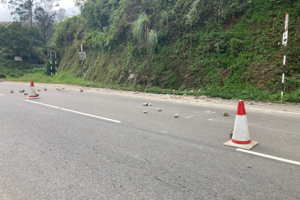 நுவரெலியா – ஹட்டன் பிரதான வீதியில் மண் சரிவு அபாயம்