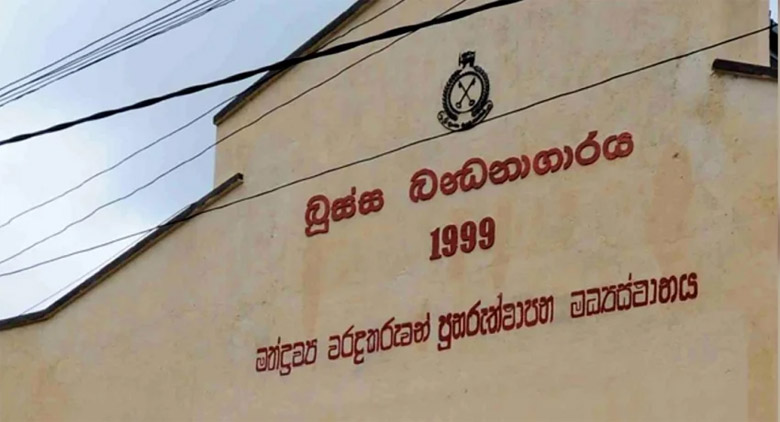 பூஸ்ஸ சிறைச்சாலை இன் 5 கைதிகள் கூரையின் மீது ஏறி போராட்டம்