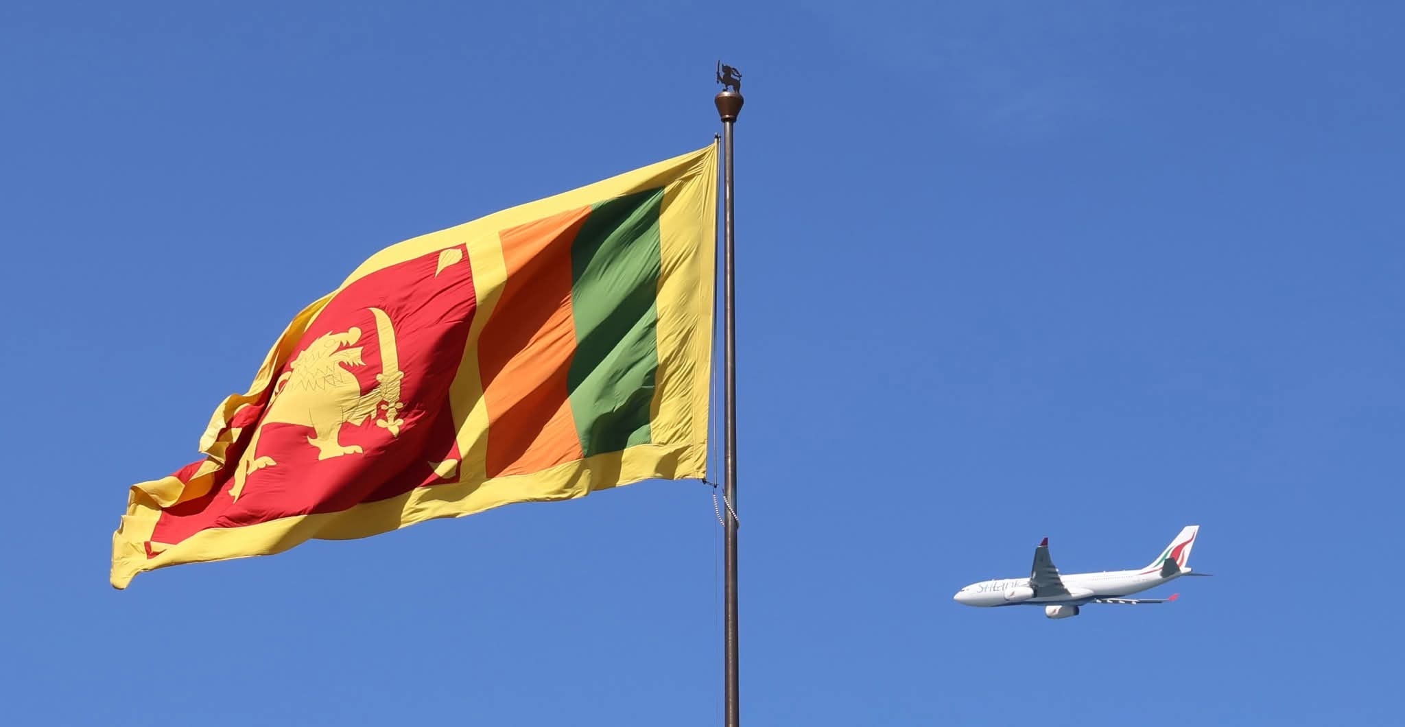 கடற்கரையோரமாக தாழ்வாக பறந்த புதிய விமானம்