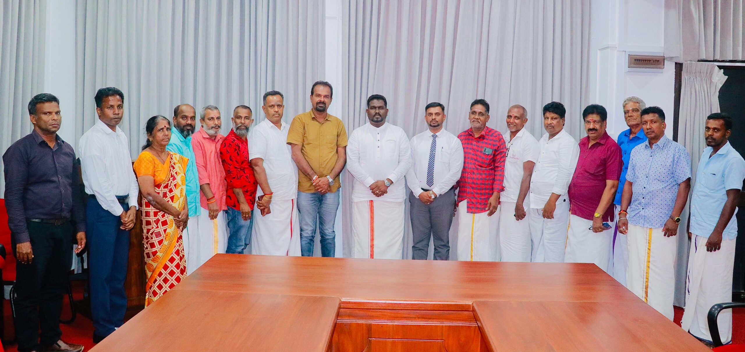 ஐயப்ப பக்தர்களை சந்தித்த பிரதி அமைச்சர்