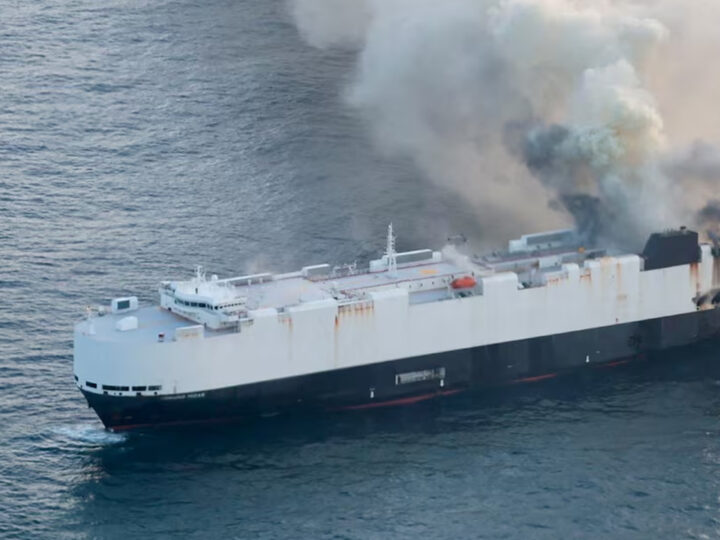 3,000 வாகனங்களுடன் தீப்பிடித்து எரிந்த கப்பல்