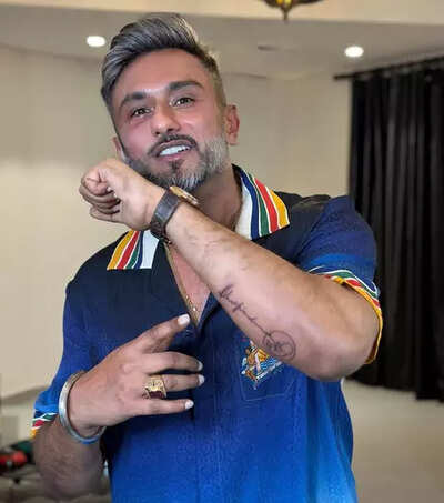 ஏ.ஆர் ரஹ்மானின் பெயரை பச்சைகுத்திய பிரபல பாடகர்