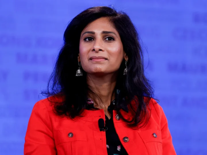 கீதா கோபிநாத் பதவி விலக தீர்மானம்