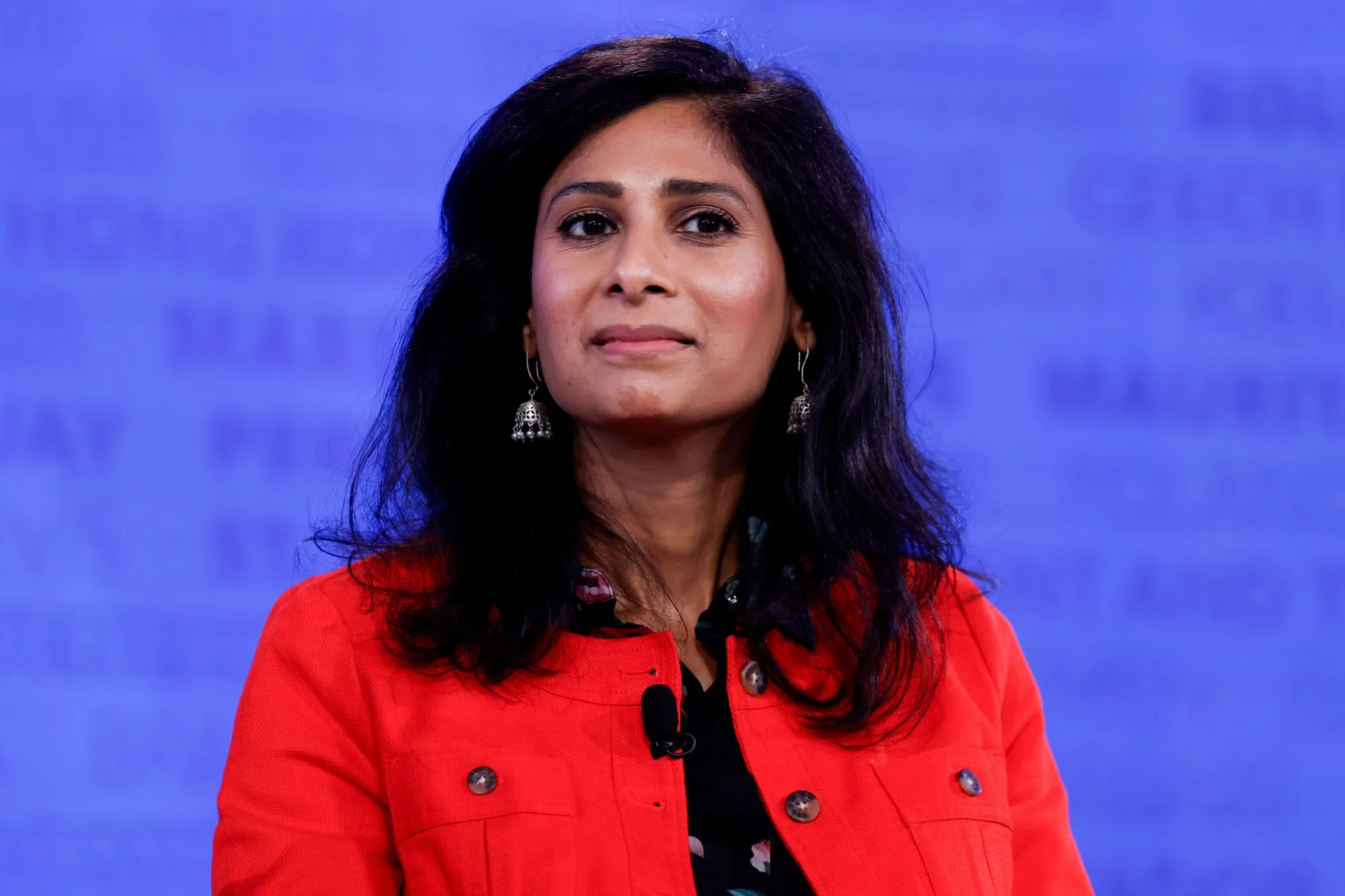 கீதா கோபிநாத் பதவி விலக தீர்மானம்