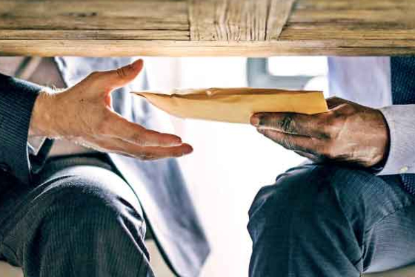 இலஞ்சம் பெற்ற 34 பேர் கைது