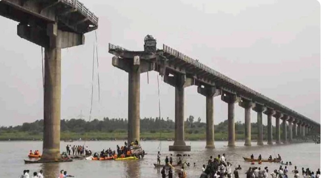 குஜராத் மாநிலத்தில் விபத்து