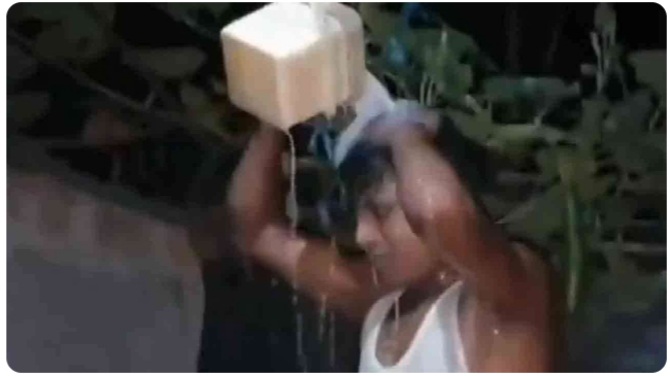 பாலில் குளித்து விவாகரத்தை கொண்டாடிய நபர்