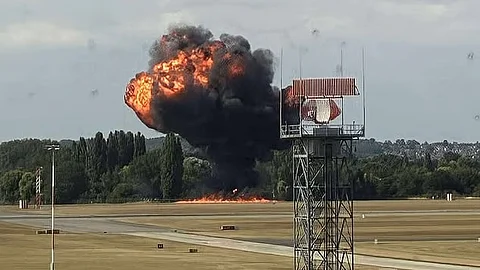 புறப்பட்ட சில வினாடிகளில் விழுந்து நொறுங்கிய விமானம்