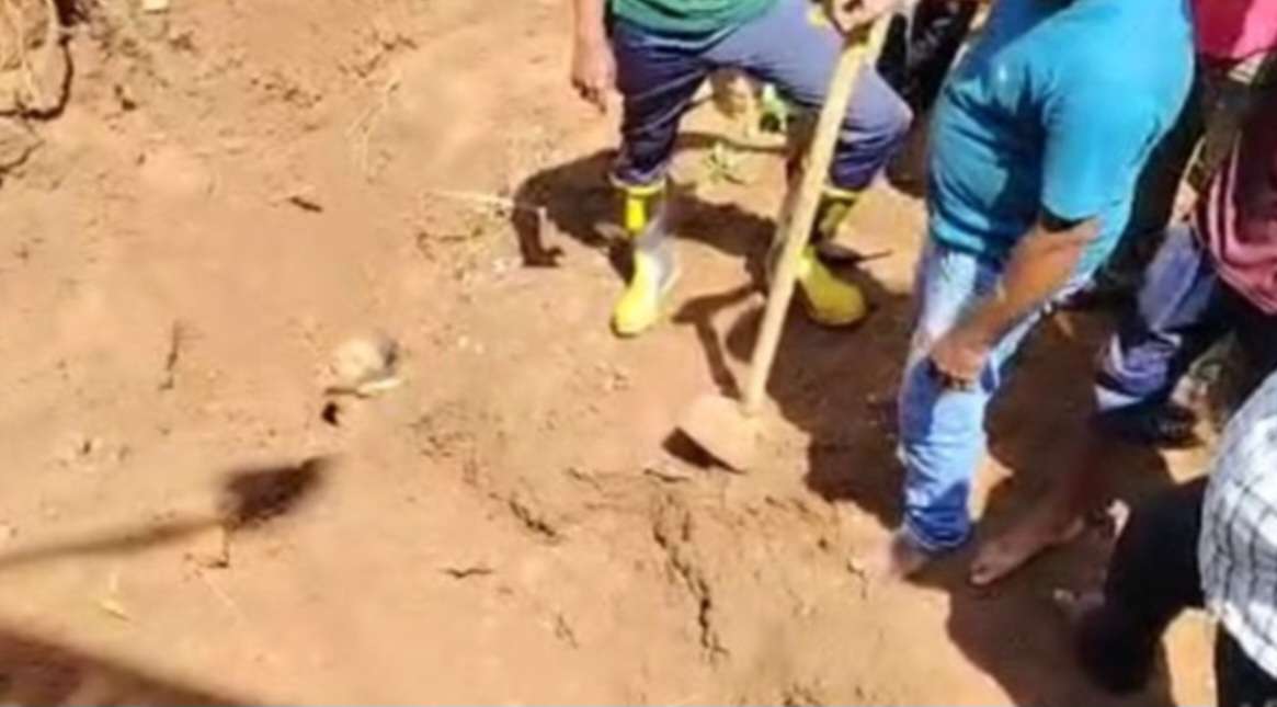 மண்மேடு சரிந்து விழுந்து மூவர் பலி!