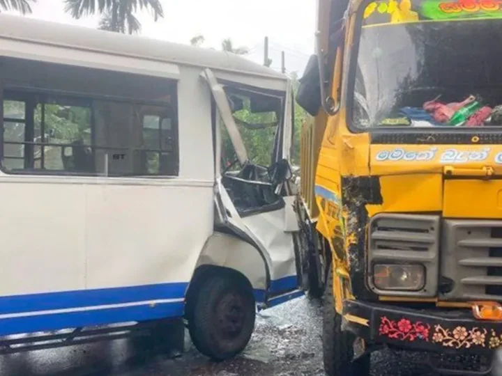 பஸ்- லொறி விபத்தில் 15பேர் காயம்