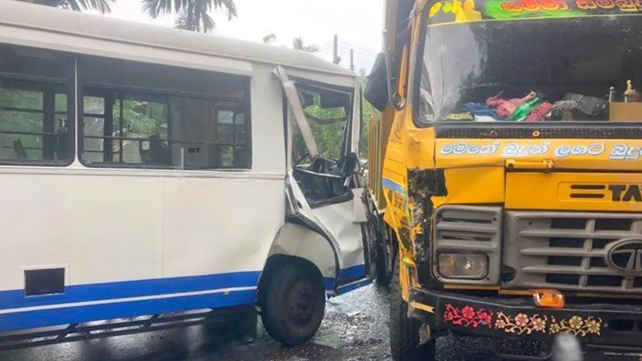 பஸ்- லொறி விபத்தில் 15பேர் காயம்