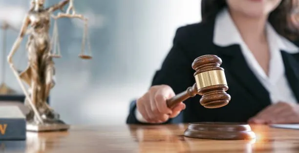 நீதிமன்ற தீர்ப்புகளில் கணவர் தலையீடு: நீதிபதி இடைநிறுத்தம்