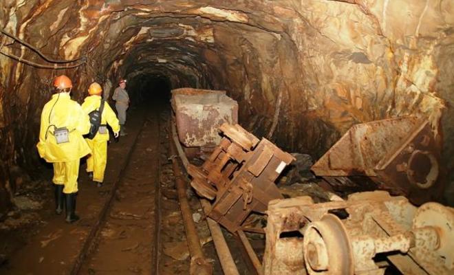 தங்கச் சுரங்கத்திற்குள் சிக்கிய 20 பேர்!