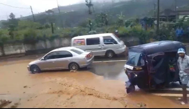 நானுஓயாவில் வெள்ளத்தால் போக்குவரத்து பாதிப்பு