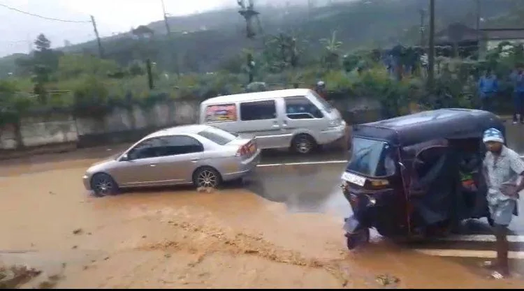 நானுஓயாவில் வெள்ளத்தால் போக்குவரத்து பாதிப்பு
