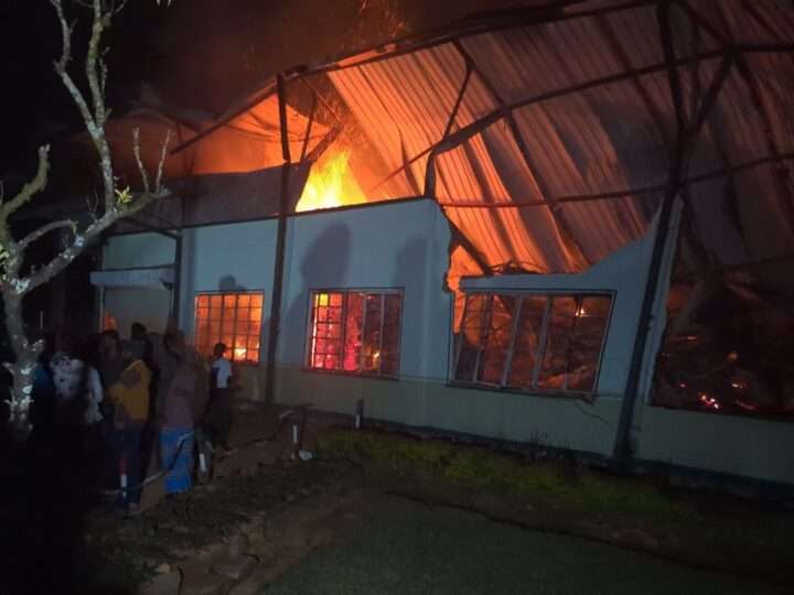 லக்‌ஷபான தேயிலைத் தொழிற்சாலை தீயில் நாசம்: ரூ.1000 கோடி நட்டம்