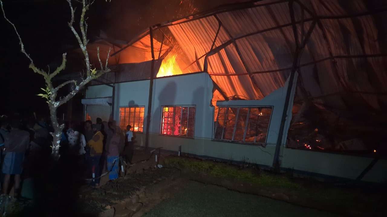 லக்‌ஷபான தேயிலைத் தொழிற்சாலை தீயில் நாசம்: ரூ.1000 கோடி நட்டம்