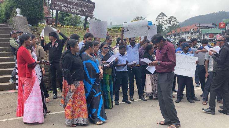 உலக அஞ்சல் தினத்தில் ஊழியர்கள் கருப்புப் பட்டிப் போராட்டம்