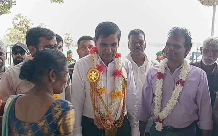 அமைச்சர் ஆனந்த விஜேபால பூநகரி பிள்ளையார் ஆலயத்திற்கு விஜயம்