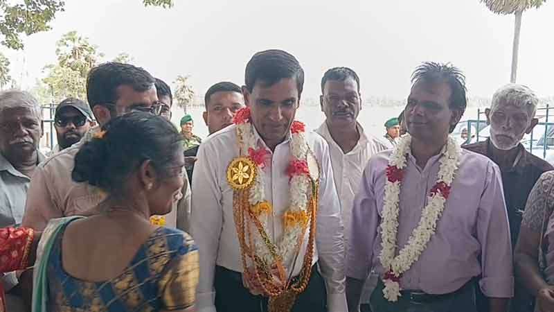 அமைச்சர் ஆனந்த விஜேபால பூநகரி பிள்ளையார் ஆலயத்திற்கு விஜயம்