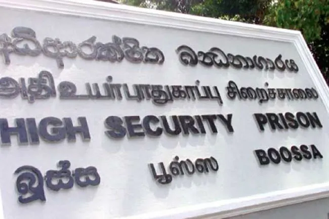 பூஸ்ஸ சிறைச்சாலையில் கைப்பேசிகள் மீட்பு