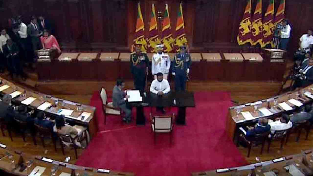 புதிய அமைச்சர்களும் பத்துப் பிரதியமைச்சர்களும் பதவியேற்பு