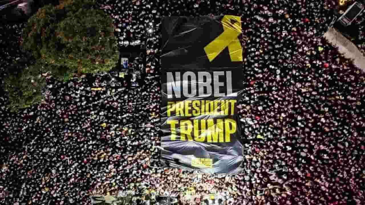 பணயக்கைதிகளின் விடுவிப்புக்கு முன் டெல் அவிவில் கூடிய மக்கள்