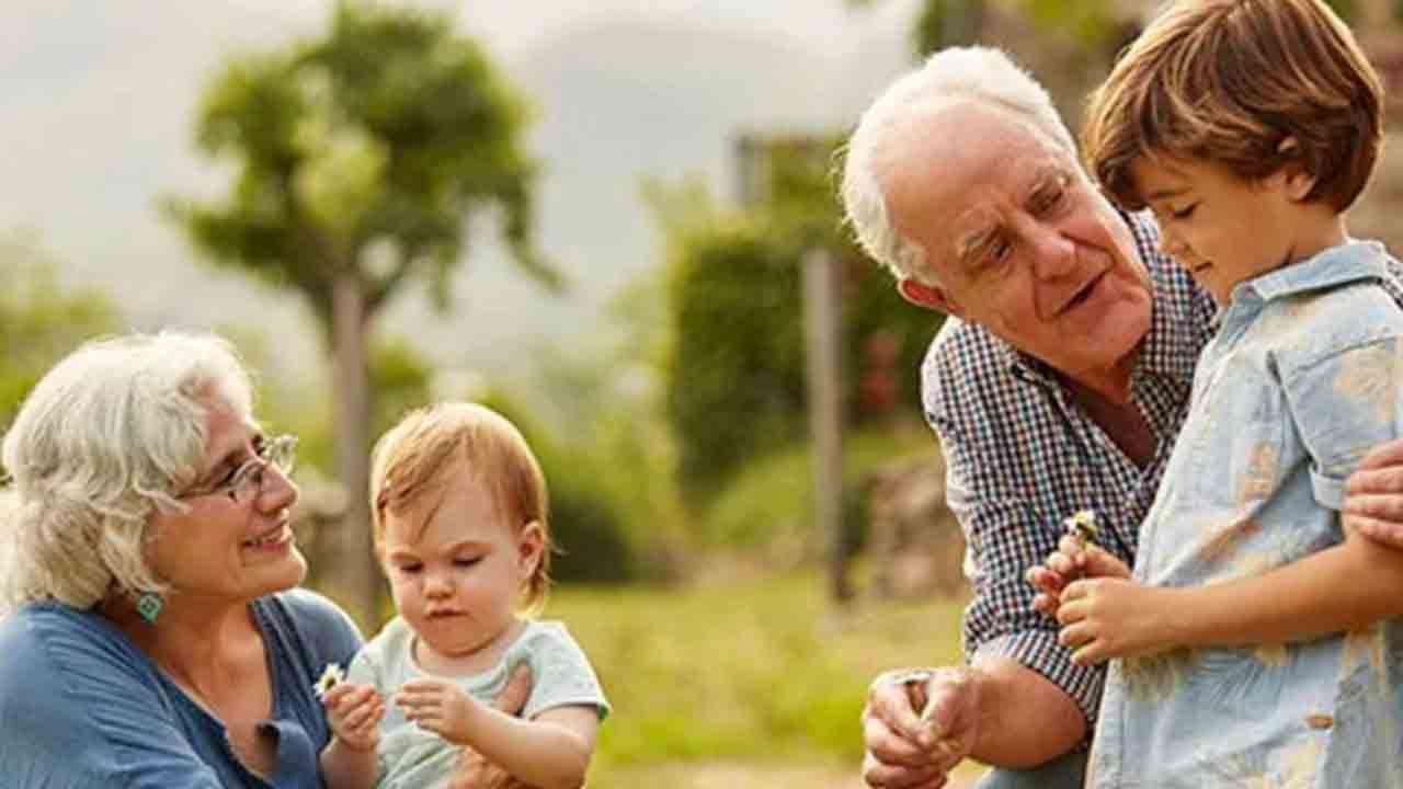 உலக குழந்தைகள், முதியோர் தினம் இன்று